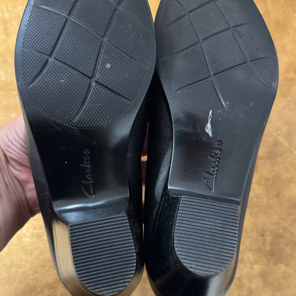 Clarks Women's Black Leather Flats - Picture 5 of 6